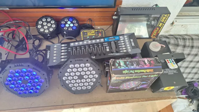 Luzes DJ. Máquina de fumaça e mooving