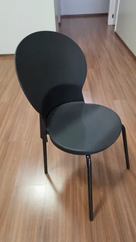 Cadeira reforçada para clientes