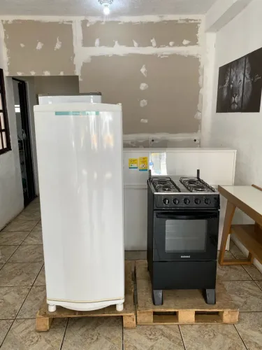 Geladeira e fogão 4 bocas - ENTREGO