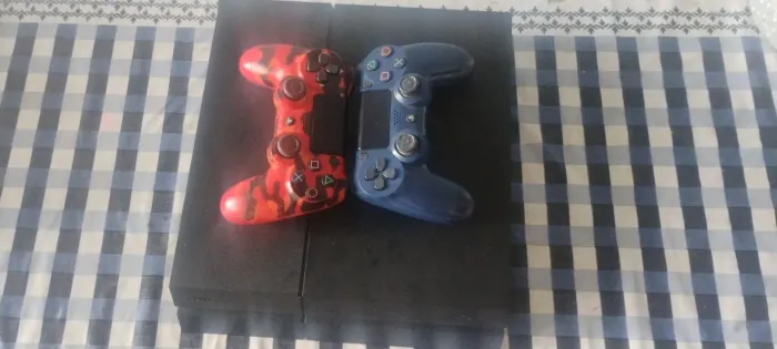 PS4 Fat em bom estado, acompanhado de 2 controles
