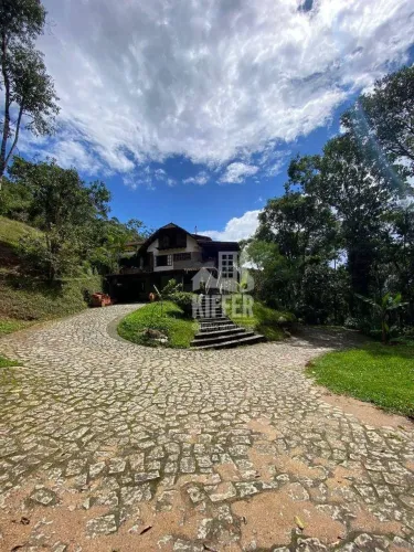 Sítio de 25.000m² em Condomínio Fechado na Serra de Friburgo  3 Suítes, Piscina e Sauna