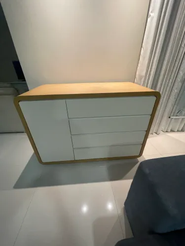Cômoda arredondada com gavetas e uma porta poderá ser usada em quartos ou sala