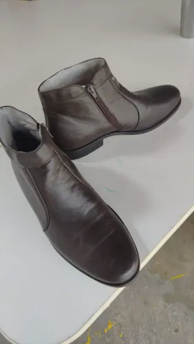  Vendo essa Bota masculina 100% Couro tam 39 SemiNova