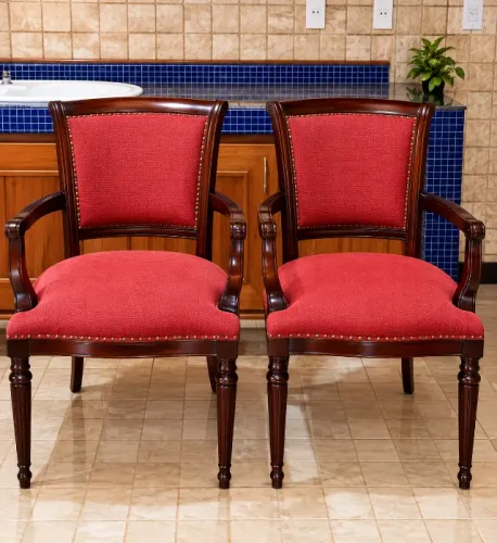 Par de Poltronas de Aproximação em Madeira Maciça Clássica com Tachas - R$ 700