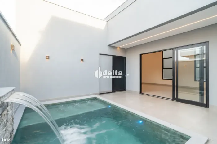 Casa residencial com 3 suítes disponível para venda no bairro Laranjeiras em Uberlândia-MG