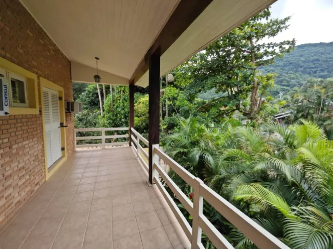 Casa a venda dentro de condomínio em Toque Toque Pequeno.