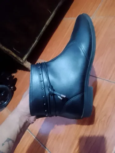 Vendo bota moleca tamanho 38 , nova usada pouco 