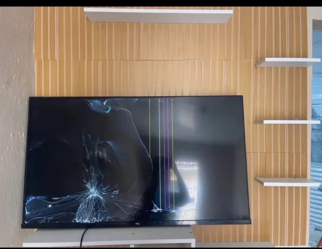 Televisão 43 polegadas tela quebrou