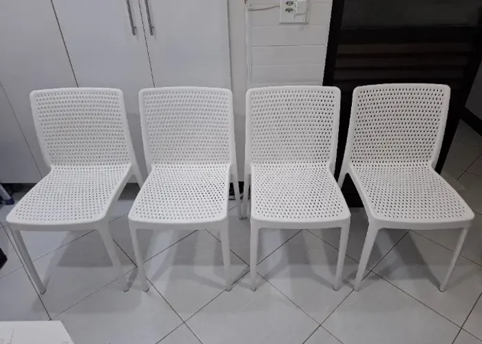 Conjunto de 4 cadeiras brancas Dots da Tok&Stok, empilháveis e em perfeito estado.