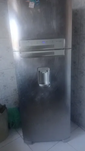Vende se uma geladeira
