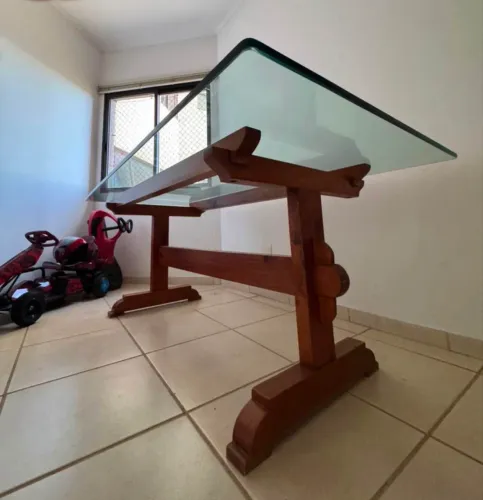 Mesa madeira maciça e tampo de cristal belga 