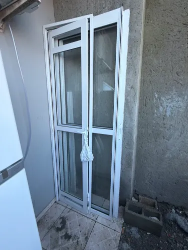 Porta janela de alumínio semi nova