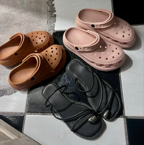 Babuches TAM 34/36. Sandália preta TAM 36. Somente retirada.