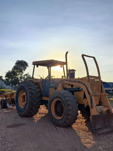 Trator agrícola com implemento 