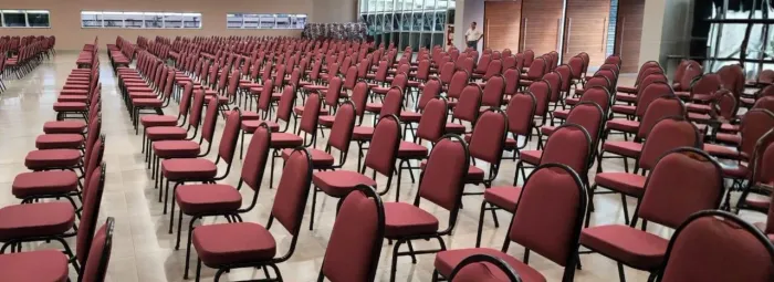 Cadeiras empilháveis para auditório
