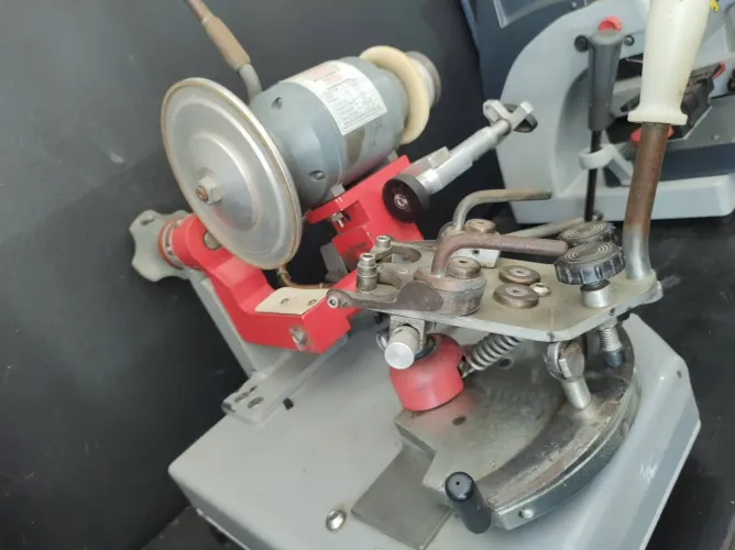 Máquina de amolar alicate
