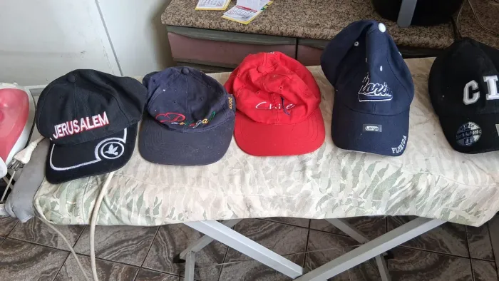 Vendo 5 Bonés importados zerados. Original. 