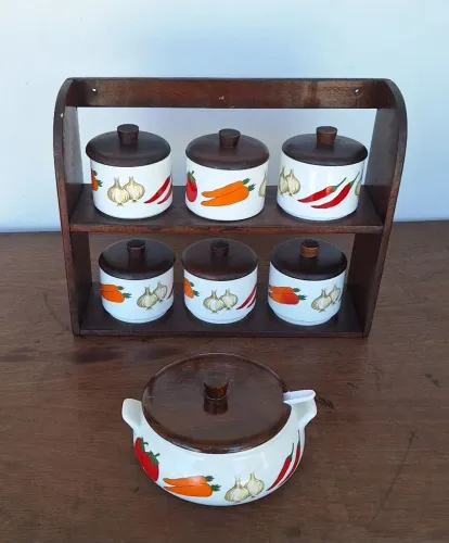 ANTIGO CONJUNTO PARA TEMPEROS COM SUPORTE E FARINHEIRA EM PORCELANA REAL, RELÍQUIA.