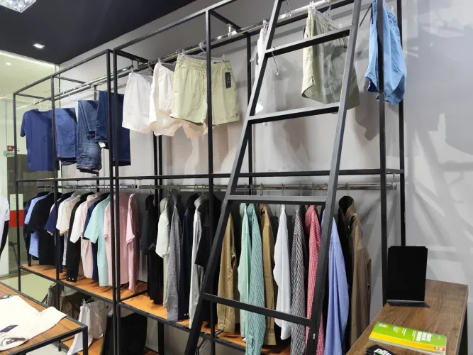Vende se móveis p/ loja de roupas