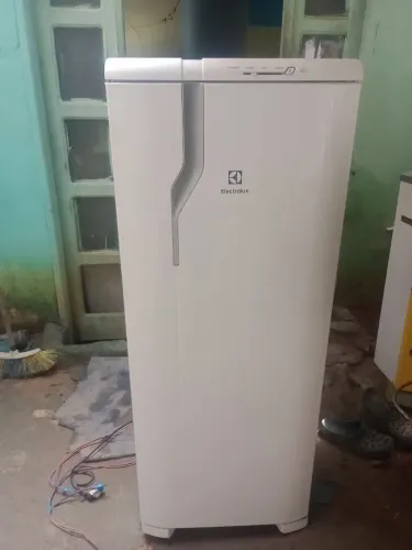 Geladeira Eletrolux 220 litros RF moderna palitinho 