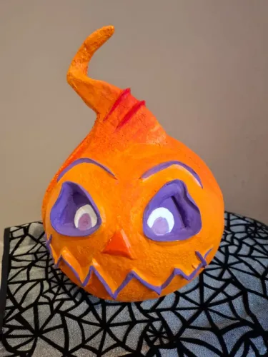 Abóbora de papel machê pintadas à mão laranja e lilás para decoração de Halloween