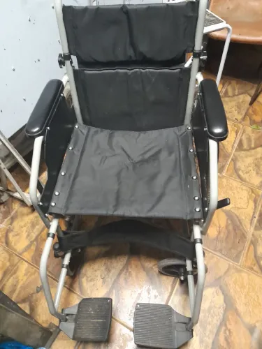 vendo uma cadeira de rodas seminova 