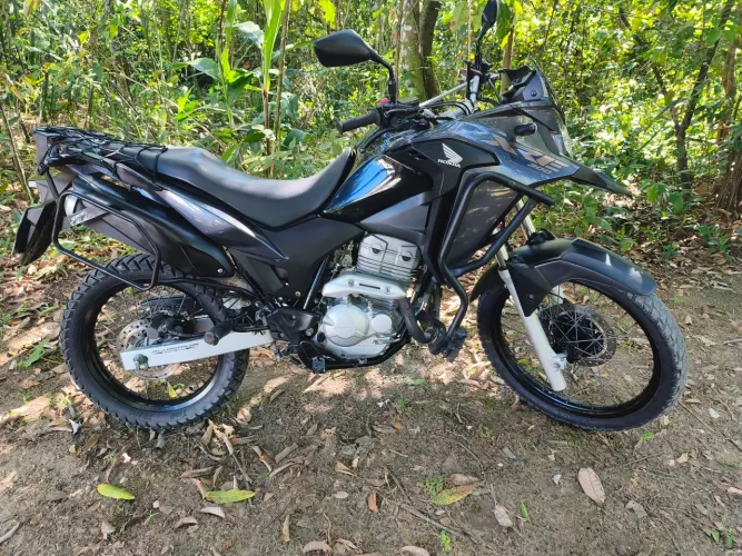 XRE 300, ano: 2023, com apenas 23.500 km. Único dono. Preço: 28.500,00