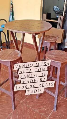 Vendo mesa alta de madeira com 2 bancos 