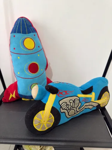 MOTO E FOGUETE de PELÚCIA