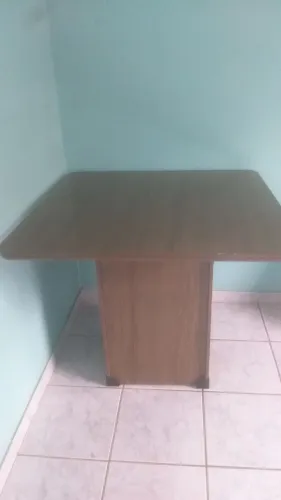 Mesa quadrada em MDF