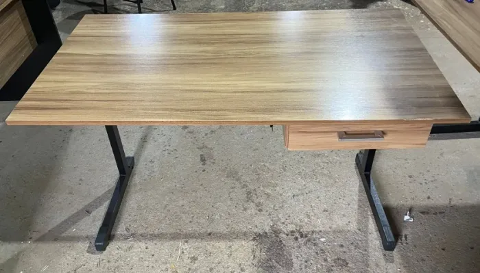 Escrivaninha de mdf com pés de ferro, em ótimo estado.