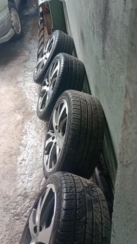 Rodas 17 com pneus novos.