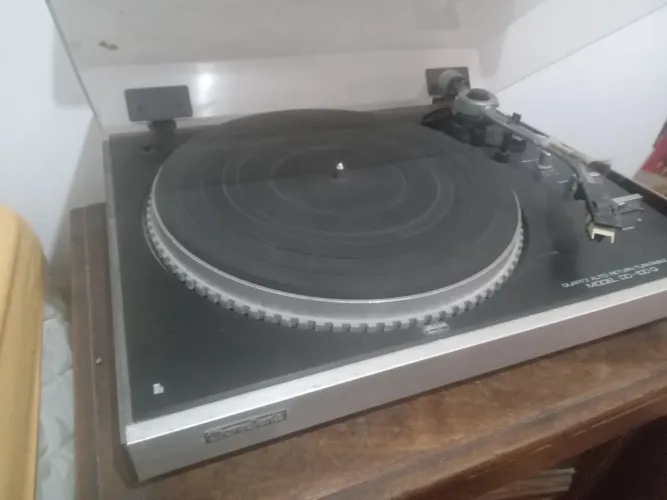 Toca discos antigo Gradiente (raridade) precisa de agulha.