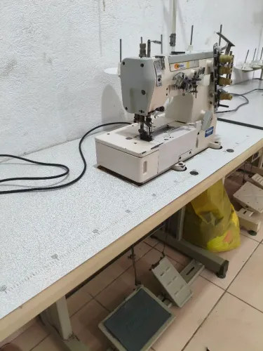 Máquina de costura : Goleira e uma ponto cadeia direct drive