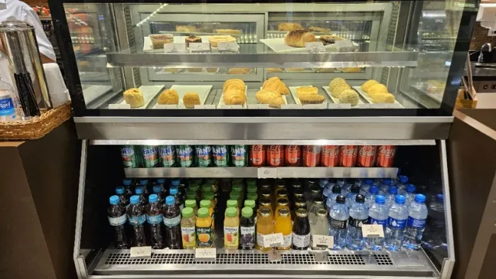 Vitrine Refrigerada usada motor novo para Cafeteria, Restaurante, Bar 