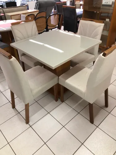 Mesa com 4 cadeiras NOVA
