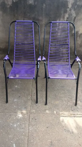 Vendo quatro cadeiras novas sendo duas roxas e duas azul 