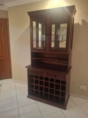 Oportunidade!!!! Cristaleira madeira maciça