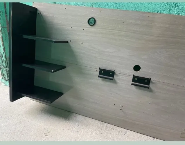 Painel para TV até 43 Polegadas com Prateleiras Laterais