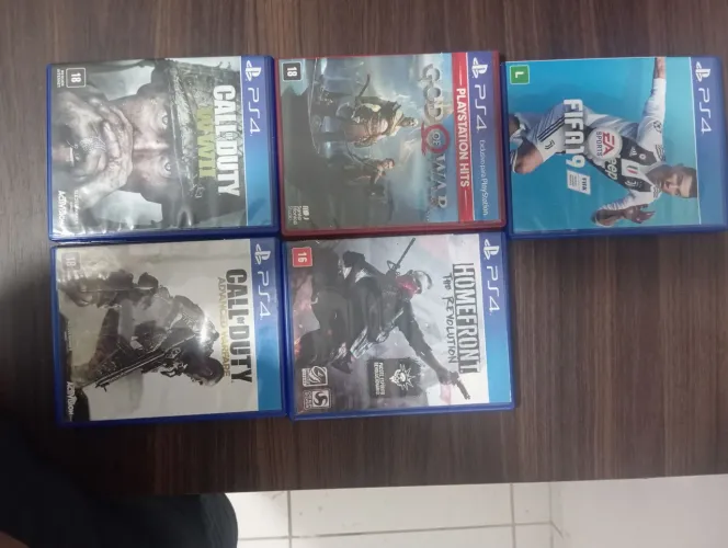 Playstation 4 com 2 consoles e 5 jogos