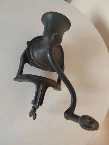 Moedor de café manual antigo da marca Cruzeiro com corpo e manivela em ferro fundido, freq