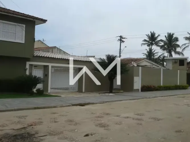 Casa na Praia da Enseada a 50m do mar em condomínio fechado!
