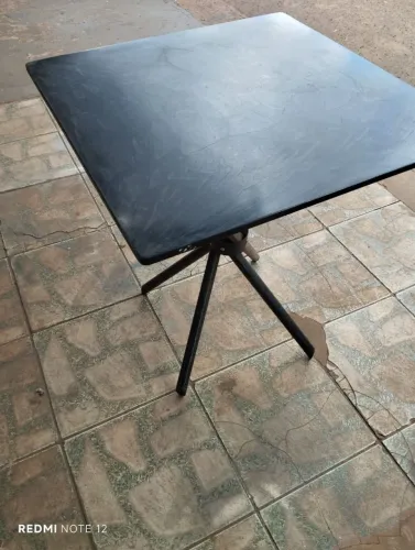 Mesa pequena 70x70 base x de ferro tampo de mármore