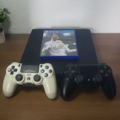 PS4 Slim + 2 Controles + FIFA 18