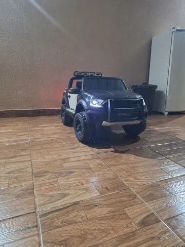 Carro elétrico de brinquedo