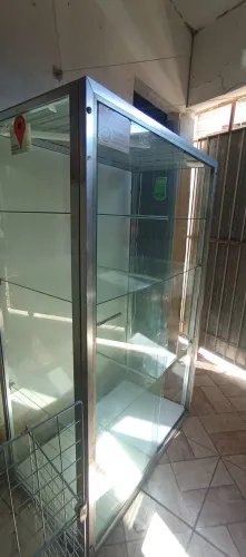 Vitrine de alumínio com vidro muito barato