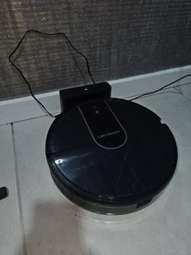 Robo aspirador liectoux, aspira e passa pano.