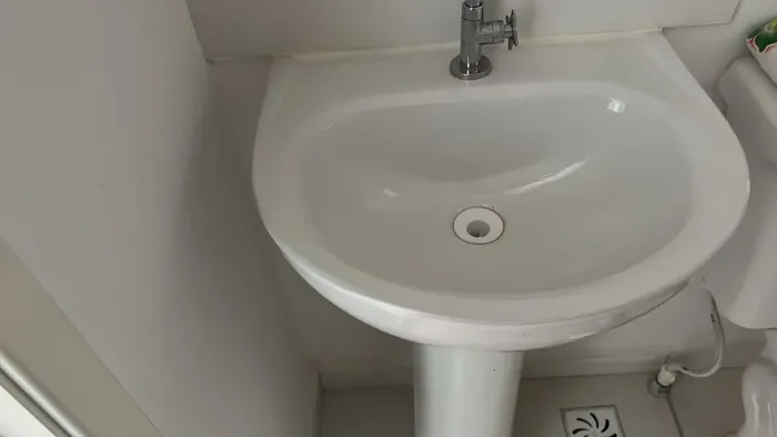 Balcão de cozinha e lavatório de banheiro