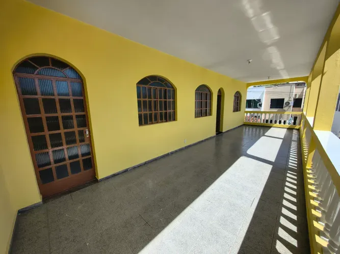 Casa Geminada Espaçosa, Pavimento Superior no Lagoa Santa com Varanda