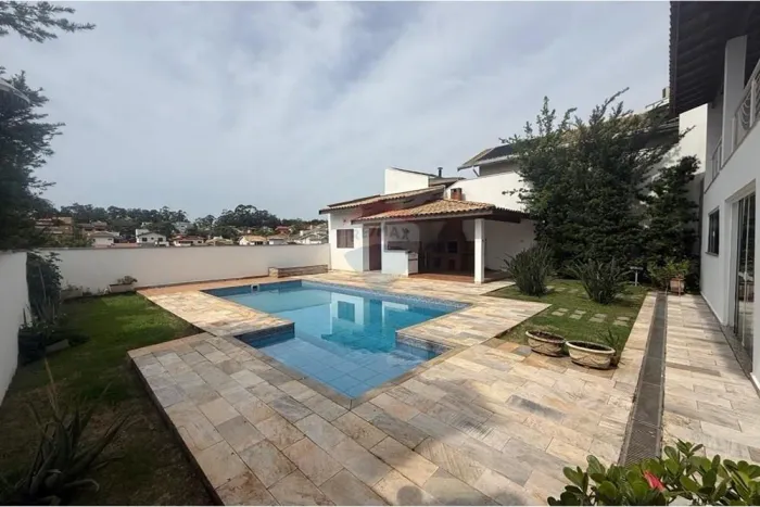 Casa para locação em condomínio fechado, 3 suítes, piscina e área gourmet, 216 m² de área